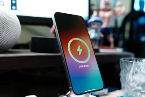 鹰手营子矿苹果15换屏服务分享用什么充电器给iPhone15充电更好 